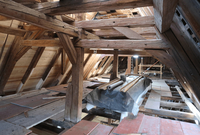 Dachraum Ebene 2 mit reparierten Dachsparren, neuer Dachschalung und historischen liegenden Stuhl…