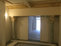 Stützen des ehem. Tanzsaals (Blick vom Treppenraum) nach der Sanierung (08/2020)…